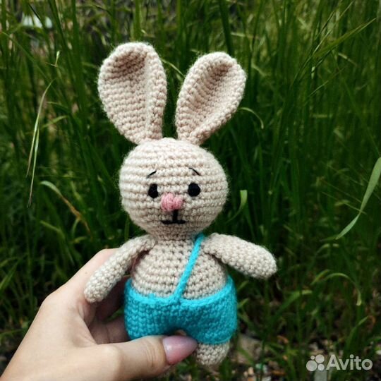 Вязаные игрушки зайки, мишки