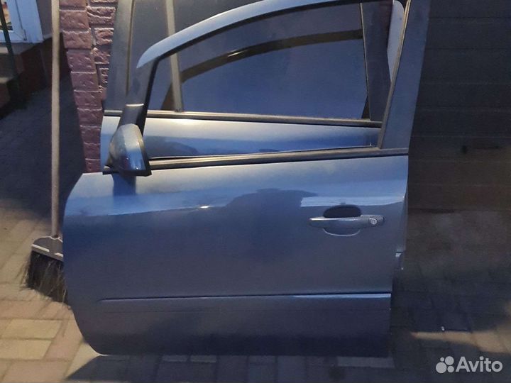 Опель Зафира в дверь передняя левая
