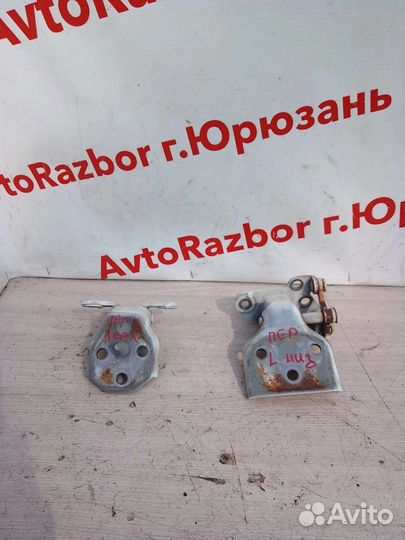 Петли передней двери Nissan Vanette SK82