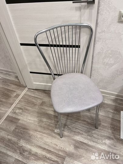 Стол и стулья