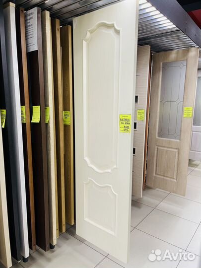 Дверь белая