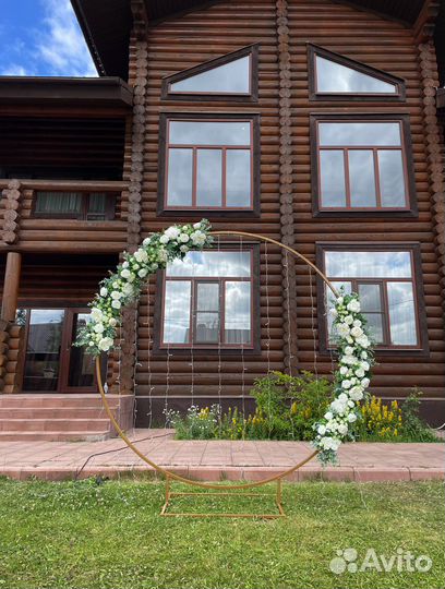 Фотозона с шарами, цветами