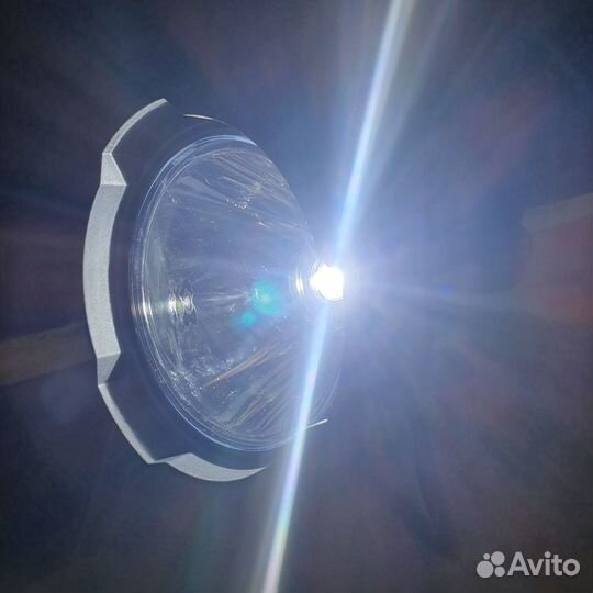 Мощный фонарь-прожектор