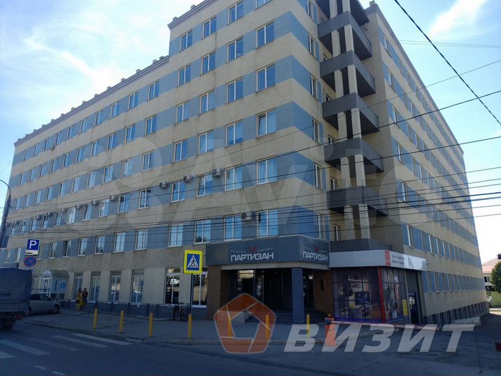 Торговая площадь в бц Партизан напротив входа 62м²