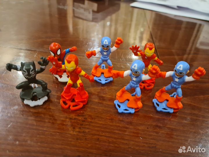 Игрушки из киндера и прилипалы