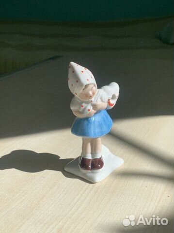 Фарфоровая статуэтка «девочка в платке с сердцем»