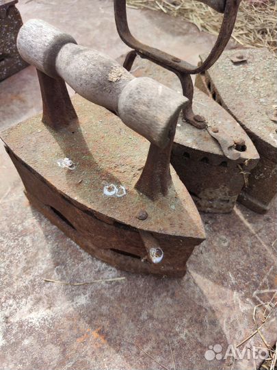 Старинный угольный утюг