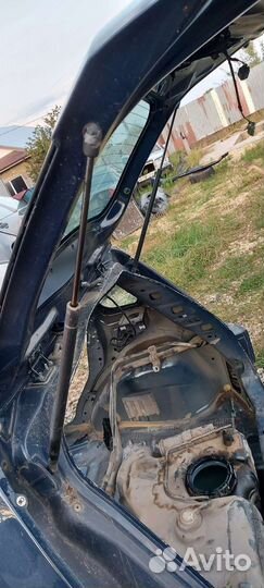 Амортизатор крышки багажника на Ford Fiesta