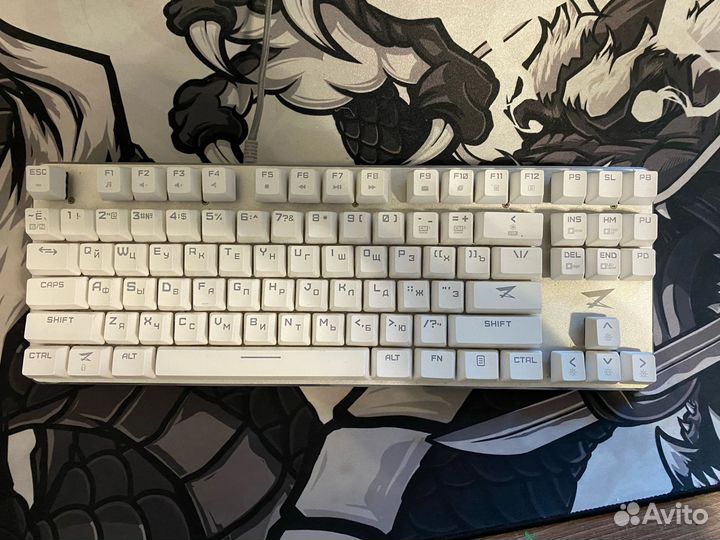 Игровой компьютер с монитором и клавиатурой