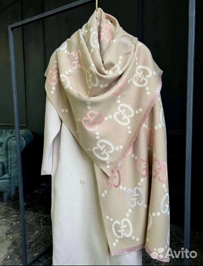 Кашемировый палантин Gucci бежевый с перламутром