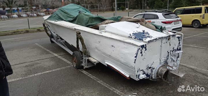 Моторное судно катер волга