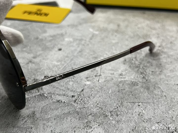 Солнцезащитные очки fendi