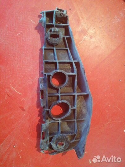 Кронштейн бампера передний правый Toyota Corolla