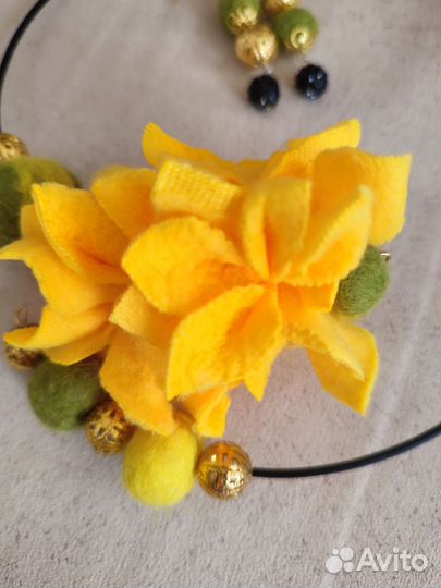 Комплект: украшение на шею и серьги