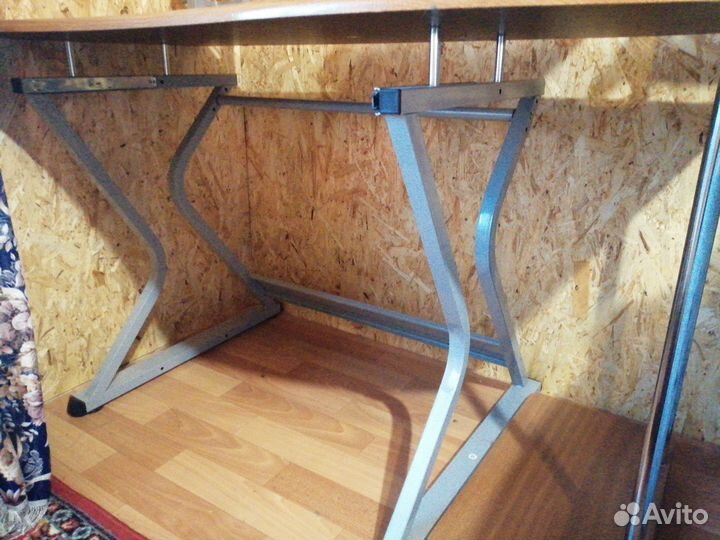 Компьютерный стол на металлокаркасе