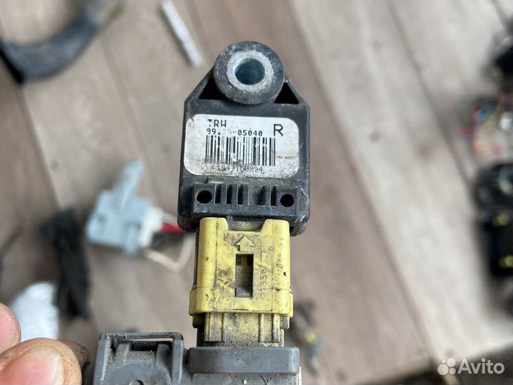 Датчик удара правый Toyota Avensis Тойота Авенсис