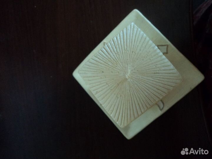 Свеча с узорами на подставке