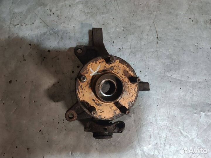 Кулак передний левый Toyota Avensis Verso 2001