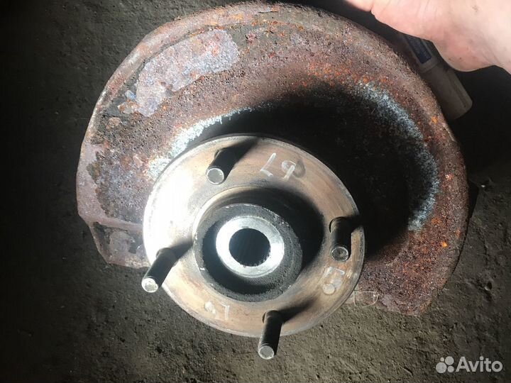 Передний правый поворотный кулак ланцер 9