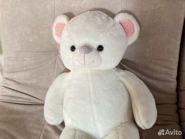 Большой плюшевый медведь