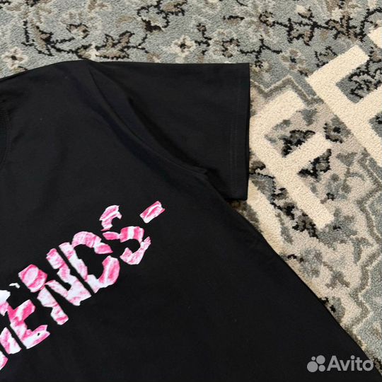 Футболка Vlone Friends Kiss