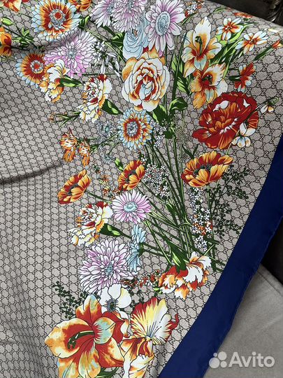 Палантин Gucci в цветочном рисунке