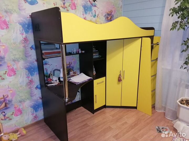 Детская кровать со столом и шкафом