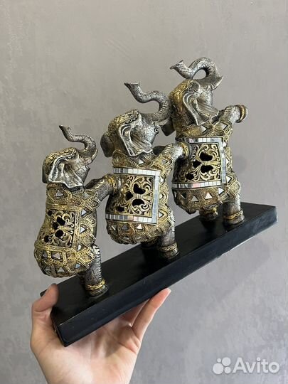 Слоны на подставке