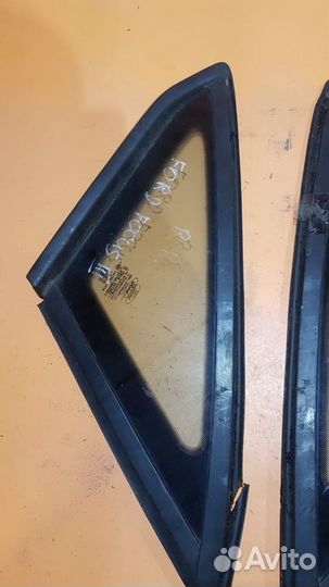 Стекло форточка правая на Ford Focus 3
