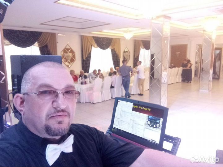 Певец-музыкант на праздник