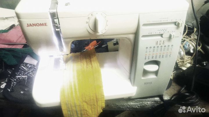 Швейная машина Janome шьёт