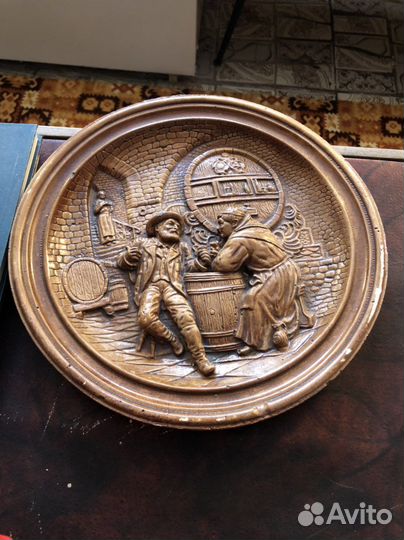 Часы, посуда, бокалы, книги, картина, сумка