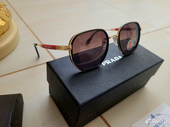 Солнцезащитные очки Prada