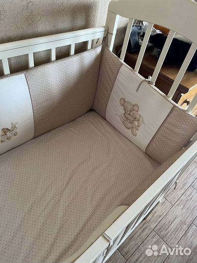 Детская кроватка с маятником