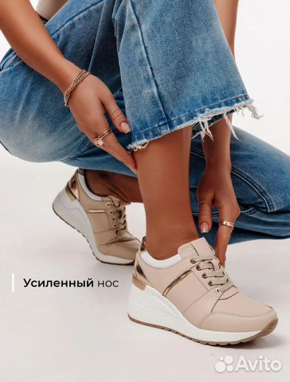 Кроссовки женские