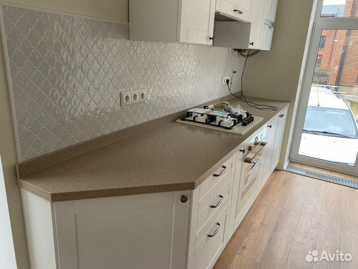 Столешница острова из искусственного камня