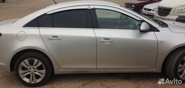 Дефлектор двери Chevrolet Cruze седан с 2009