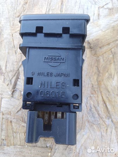 Кнопка аварийки Nissan Bluebird U14