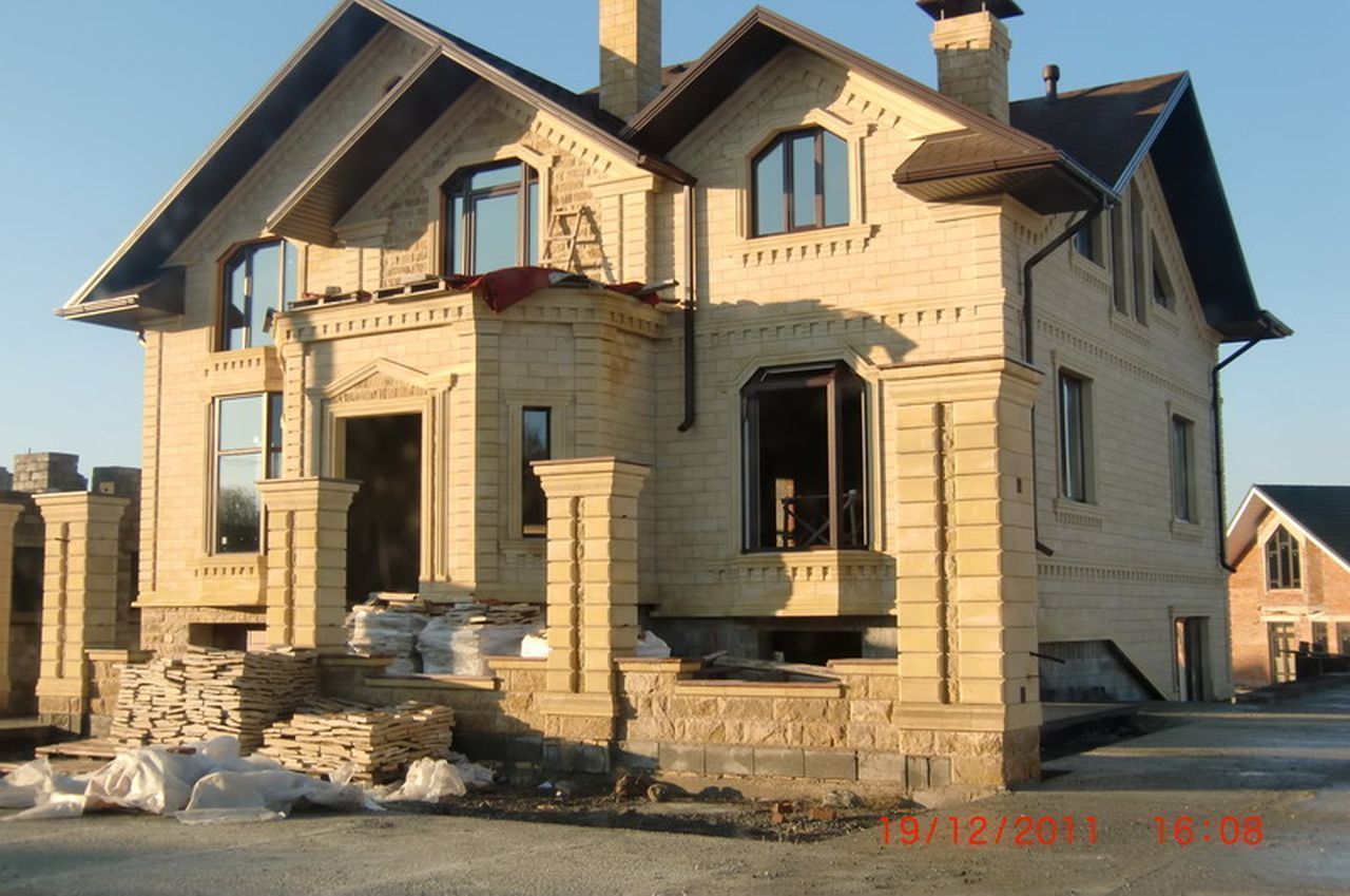 Кирпичный дом с дагестанским камнем