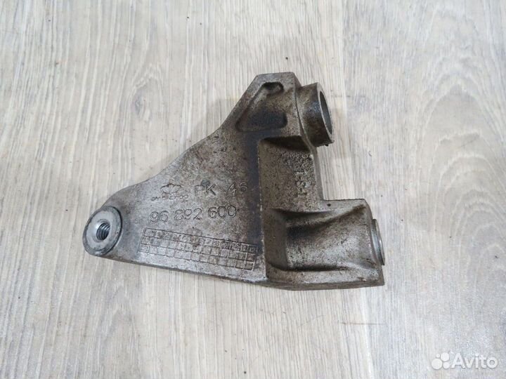 Кронштейн генератора Chevrolet Cruze