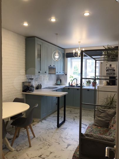 2-к. квартира, 73 м², 1/10 эт.