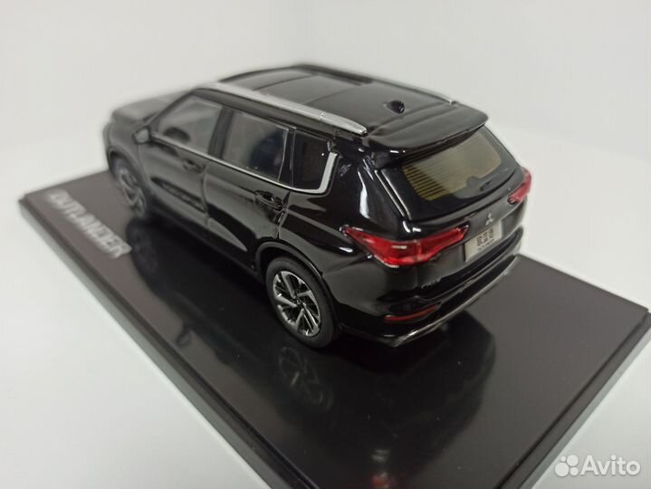 Коллекционная модель Mitsubishi outlander 1:43