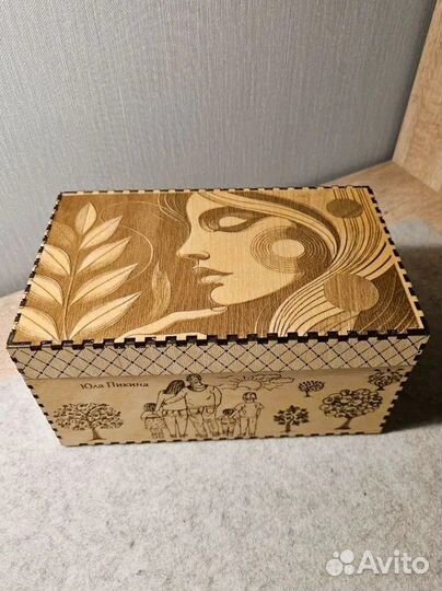 Деревянная шкатулка