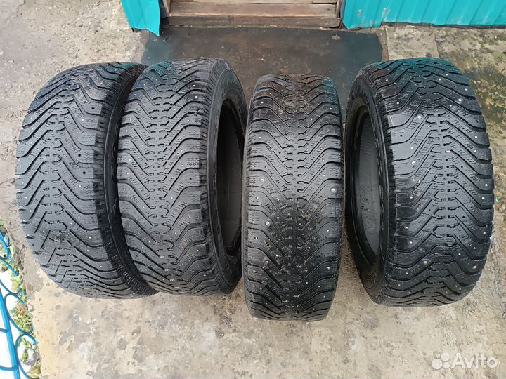 Goodyear UltraGrip 500 215/65 R16 98T