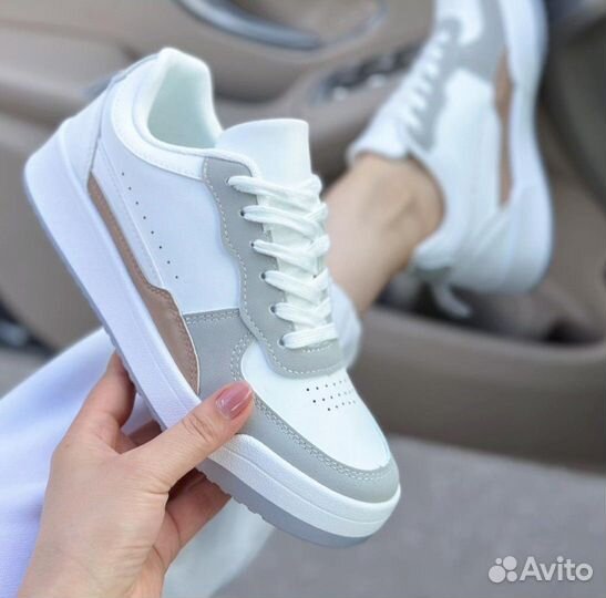 Кроссовки женские