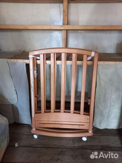 Детская кроватка с маятником и ящиком