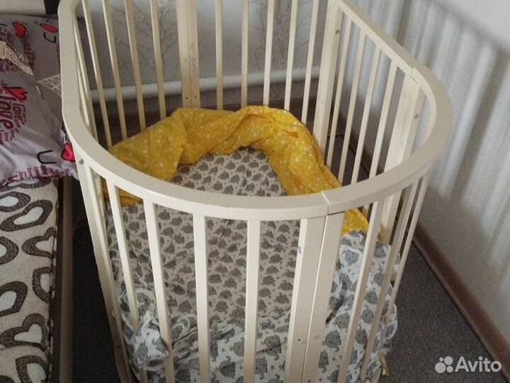 Детская кроватка с маятником