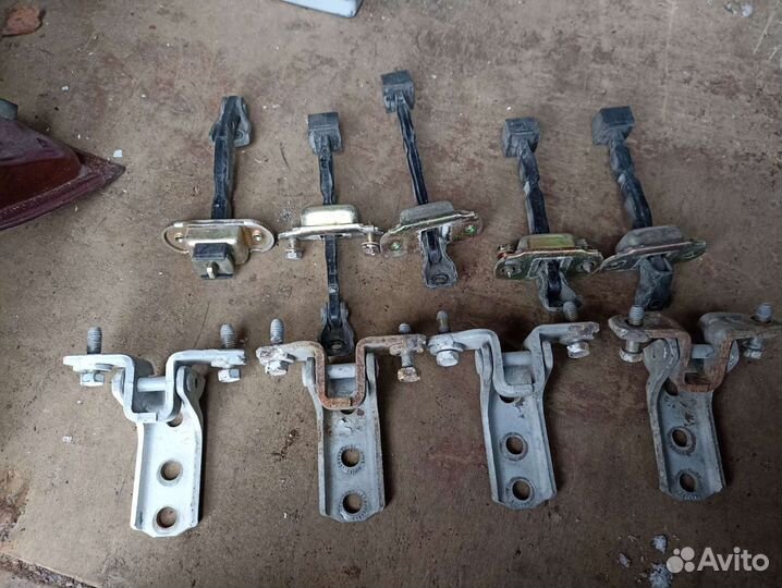 Pajero Pinin IO Петля Двери