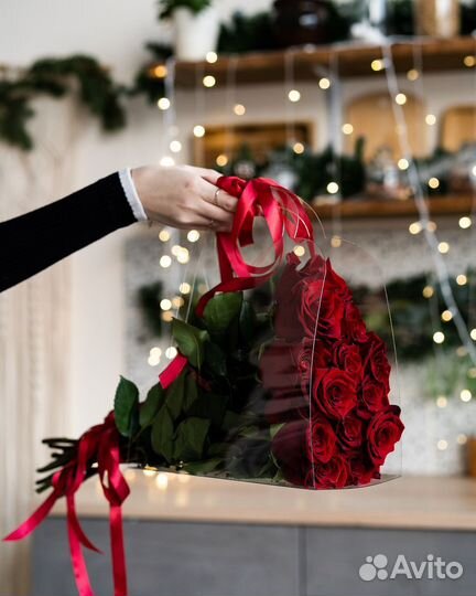 Розы в прозрачной стильной сумочке