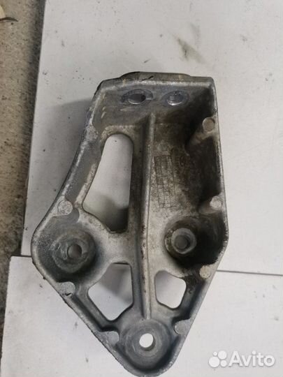 Кронштейн двигателя правый Daewoo Nexia седан N150